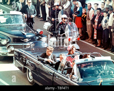 Photo du président Kennedy dans la limousine à Dallas, au Texas, sur la rue Main, à quelques minutes seulement avant l'assassinat. Aussi dans la limousine présidentielle sont Jackie Kennedy, le gouverneur du Texas John Connally et sa femme, Nellie. 22 novembre, 1963 Banque D'Images