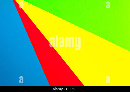 Fond multicolore dynamique à partir de cartons de différentes couleurs. Papier de couleur pour l'arrière plan. Des formes géométriques abstraites aux couleurs vives. Minimaliste. Banque D'Images