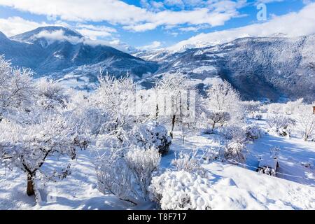 France, Savoie, Tarentaise, Grand-Aigueblanche, hameau de Villoudry en vue de la Lauzière et le massif du Cheval Noir (2832m) Banque D'Images