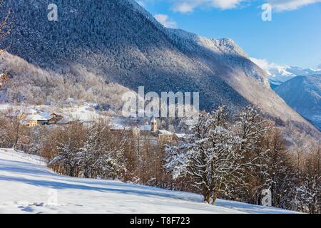 France, Savoie, Grand-Aigueblanche, vallée de la Tarentaise, l'église baroque de St Martin dans le 17ème siècle dans le hameau de Villargerel, vue de la zone de ski 3VallÚes Banque D'Images