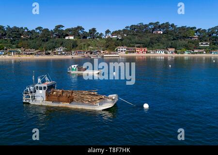 France, Gironde, bassin d'Arcachon, lege-cap-ferret, l'Herbe village, bateau d'huîtres (vue aérienne) Banque D'Images