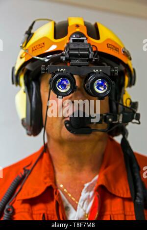 France, Gironde, Bordeaux, Dragon 33, l'ingénieur de vol de l'équipage d'hélicoptères de la Sécurité Civile Eurocoptere EC145 basé à Merignac et Lacanau, en charge de la vision nocturne, de sauvetage en mer des jumelles Banque D'Images