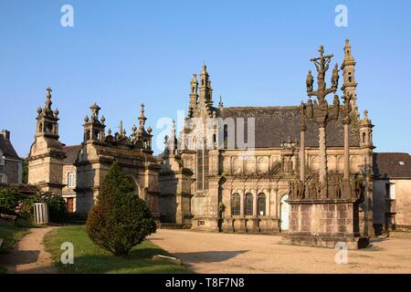 La France, Finistère, Saint Thegonnec, étape sur le chemin de Saint Jacques de Compostelle, La Porte triomphale, Eglise et calvaire de l'enclos paroissial Banque D'Images