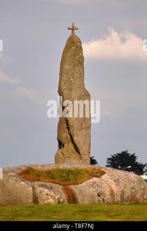 La France, Finistère, Plouneour Brignogan Plages, Men Marz Menhir considéré comme le plus grand menhir christianisé en Bretagne Banque D'Images