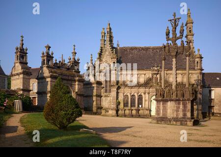 La France, Finistère, Saint Thegonnec, étape sur le chemin de Saint Jacques de Compostelle, La Porte triomphale, Eglise et calvaire de l'enclos paroissial Banque D'Images