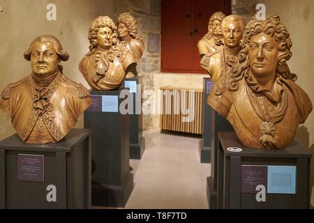 La France, Finistère, Brest, Musée de la marine, des bustes en bois sculpté de Jean François de Galaup, comte de La Perouse et comte de Toulouse Banque D'Images