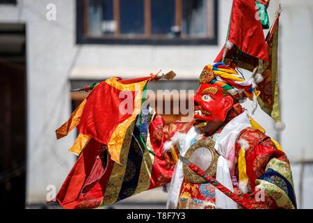 L'Inde, le Jammu-et-Cachemire, Ladakh, Himalaya, vallée de l'Indus, Leh, Ladakh, Festival Annuel Soma Gompa (temple bouddhiste) Chokhang, un moine portant une large avec un masque grimaçant et effrayant visage montrant leurs crocs, les Dharmapala, exécute des danses rituelles dans la cour du temple Banque D'Images