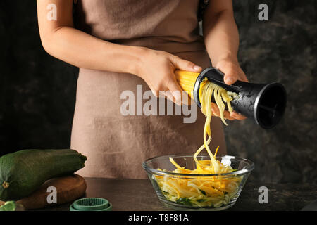 Femme faisant spaghetti de courgettes Banque D'Images