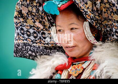 L'Inde, l'état de Jammu-et-Cachemire, Ladakh, Himalaya, vallée de l'Indus, Leh, Ladakh annuel Festival, épouse d'un troupe culturelle de la région de Basgo portant une coiffe traditionnelle de Perak, ornés de turquoises Banque D'Images