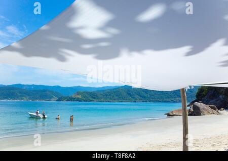 Le Brésil, l'État de Sao Paulo, Litoral Norte, Barra do Sahy, comme les îles Ilhas quelques minutes de bateau du rivage ont une île déserte twist Banque D'Images