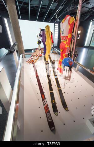 La Suisse, Canton de Vaud, Lausanne, musée Olympique dans le quartier d'Ouchy sur les bords du Lac Léman, la salle d'exposition réservée à la station de ski événements avec l'équipement de la championne de France 1968 Jean Claude Killy Banque D'Images