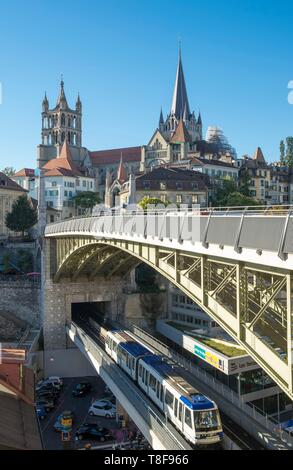 La Suisse, Canton de Vaud, Lausanne, ville olympique siège de la COI, la réforme de la cathédrale domine le pont Ch Bessiere qui abrite deux niveaux de transporter les voitures jusqu'au métro à la bas Banque D'Images