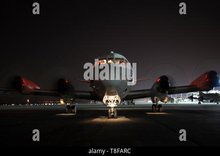 190419-N-CL765-1019 U.S. 5ÈME ZONE DES OPÉRATIONS DE LA FLOTTE (24 avril 2019) un P-3C Orion affectés à l'Escadron de patrouille (VP) 40's débarque ses moteurs en préparation pour le décollage. VP-40 est déployé au 5e et 7e flotte secteurs d'opérations à l'appui des opérations navales pour assurer la stabilité et la sécurité maritime. VP-40 est le dernier escadron de service actif pour voler le P-3C Orion et après ce déploiement permettra la transition à la classe P-8 Poseidon. (U.S. Photo par marine Spécialiste de la communication de masse/Vandahlen Jakoeb 2e classe) Parution Banque D'Images