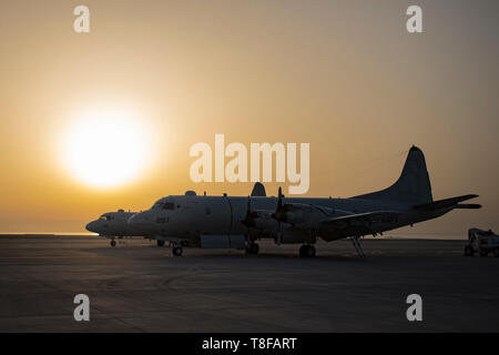 190426-N-CL765-1001 U.S. 5ÈME ZONE DES OPÉRATIONS DE LA FLOTTE (26 avril 2019) Escadron de patrouille (VP) entre 40 P-3C Orion s'asseoir sur la piste. VP-40 est déployé au 5e et 7e flotte secteurs d'opérations à l'appui des opérations navales pour assurer la stabilité et la sécurité maritime. VP-40 est le dernier escadron de service actif pour voler le P-3C Orion et après ce déploiement permettra la transition à la classe P-8 Poseidon. (U.S. Photo par marine Spécialiste de la communication de masse/Vandahlen Jakoeb 2e classe) Parution Banque D'Images