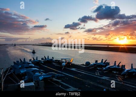 La classe Nimitz porte-avions USS Abraham Lincoln mène la grève de Lincoln au groupe le Canal de Suez Le 9 mai 2019 dans Suez, Egypte. Le porte-avions fait partie des forces additionnelles d'être envoyé au Moyen Orient pour lutter contre ce que l'administration d'Atout appelle des indications claires de menaces de l'Iran. Banque D'Images