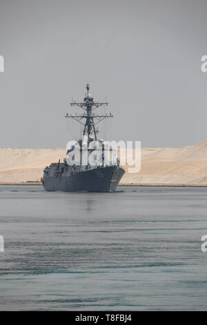 La classe Arleigh Burke destroyer lance-missiles USS Bainbridge transit du canal de Suez dans le cadre de l'Abraham Lincoln le 9 mai 2019 dans Suez, Egypte. Le navire fait partie des forces additionnelles d'être envoyé au Moyen Orient pour lutter contre ce que l'administration d'Atout appelle des indications claires de menaces de l'Iran. Banque D'Images