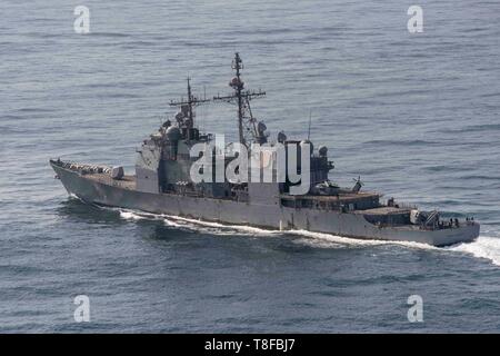 La Marine américaine de la classe Ticonderoga croiseur lance-missiles USS Mobile Bay Transit le détroit de Gibraltar dans l'océan Atlantique à la suite d'un déploiement de six mois, le 3 mai 2019 au large des côtes de l'Espagne. Banque D'Images