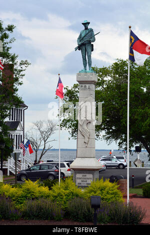 La Confederate War Memorial avec soldat anonyme dans Edenton, dédié à la milice de Caroline du Nord qui sont morts pendant la guerre civile. Banque D'Images