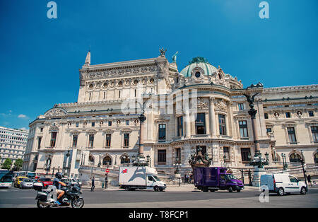 Paris, France - 01 juin 2017 : Palais Garnier opera house ou immeuble sur fond de ciel bleu ensoleillé. Le trafic de la rue de la ville. Monument et de visites. Musique classique et art concept Banque D'Images