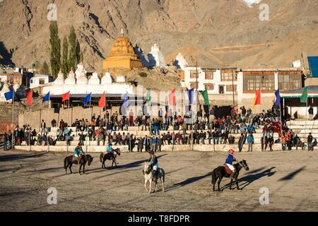 L'Inde, l'état de Jammu-et-Cachemire, Ladakh, Himalaya, vallée de l'Indus, Leh, joueurs sur leurs chevaux lors d'un concours organisé au cours de l'assemblée annuelle du Festival du Ladakh Banque D'Images