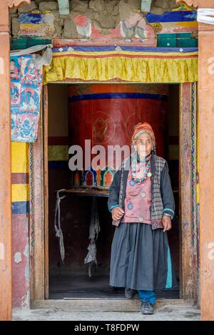 L'Inde, l'état de Jammu-et-Cachemire, Himalaya, Ladakh, Leh, vallée de l'Indus (3500 m), le Ladakh Festival, temple bouddhiste de Gompa (SOMA) Chokhang, une femme âgée s'échappe d'un temple prix après avoir tourné un grand moulin à prières Banque D'Images