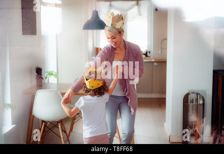 Un portrait de petite fille avec la mère s'amusant à la maison. Banque D'Images