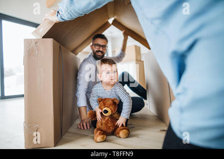 Un portrait de jeune famille avec un bébé fille, déménagement à new home concept. Banque D'Images