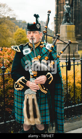 Cornemuse écossaise en grande tenue à Édimbourg code Banque D'Images