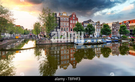 Vieilles maisons traditionnelles néerlandaises sur les canaux à Amsterdam, Pays-Bas. Banque D'Images
