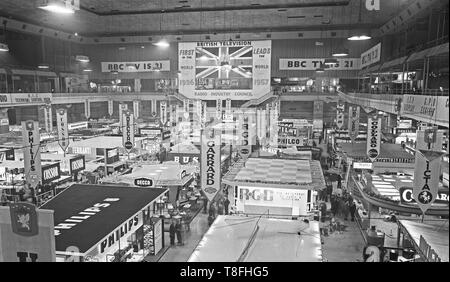 La Radio au salon d'Earls Court de Londres en 1957. Une bannière à l'extrémité de la Chambre déclare que "la télévision britannique mène le monde" et que la télévision a commencé en 1936 avec la BBC d'être les premiers au monde avec 1957 son 21e anniversaire. Sur le plancher de la salle sont des supports de présentation pour les entreprises électroniques tels que Decca, Philips, Garrard, Philco et Bush Banque D'Images