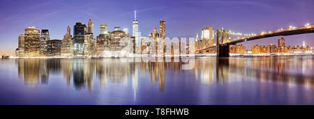 New York panorama avec pont de Brooklyn de nuit, USA Banque D'Images