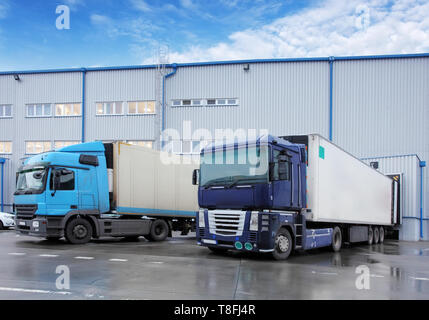 Transport de marchandises - Camion dans l'entrepôt Banque D'Images