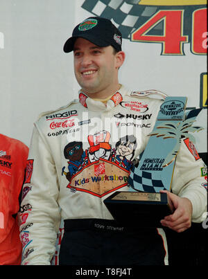 Tony Stewart célèbre remportant la Pennzoil 400 course de NASCAR à Homestead-Miami Speedway à Homestead, Floride le 14 novembre 1999. Banque D'Images