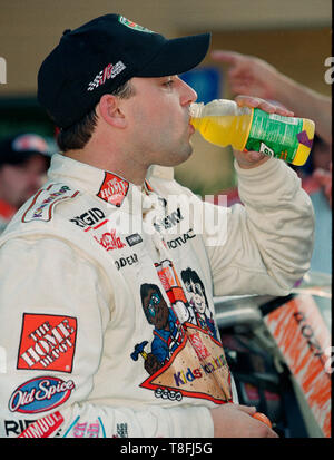 Tony Stewart célèbre remportant la Pennzoil 400 course de NASCAR à Homestead-Miami Speedway à Homestead, Floride le 14 novembre 1999. Banque D'Images