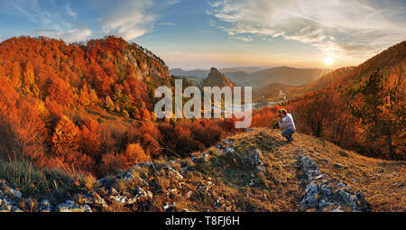 Photographe sur top dans paysage de montagnes Banque D'Images