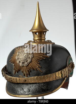 Un casque pour un bénévole de l'infanterie, vers 1900 en cuir peint noir avec crâne (craquelures) avec raccords en laiton doré, jaune villeuse emblème avec applique nickel silver Coat of Arms, la base circulaire unscrewable avec étoile et spike. Jugulaires à écailles de laiton plat avec sous-couche de cuir sur le bouton 91, et de l'état impérial cocardes. Soie marron en cuir marron et chemise de rep bandeau. Des signes de l'utilisation et l'âge. Une belle pièce, intacte, historique historique., Saxe, Saxe, Saxe, l'allemand, l'Allemagne, 20e siècle, Additional-Rights Clearance-Info-Not-Available- Banque D'Images