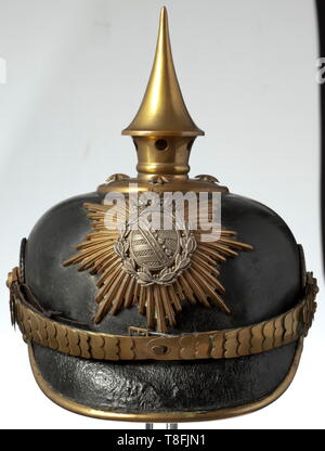Un casque pour un bénévole de l'infanterie, vers 1900 en cuir peint noir avec crâne (craquelures) avec raccords en laiton doré, jaune villeuse emblème avec applique nickel silver Coat of Arms, la base circulaire unscrewable avec étoile et spike. Jugulaires à écailles de laiton plat avec sous-couche de cuir sur le bouton 91, et de l'état impérial cocardes. Soie marron en cuir marron et chemise de rep bandeau. Des signes de l'utilisation et l'âge. Une belle pièce, intacte, historique historique., Saxe, Saxe, Saxe, l'allemand, l'Allemagne, 20e siècle, Additional-Rights Clearance-Info-Not-Available- Banque D'Images