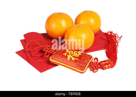 Le Nouvel An chinois mandarin oranges avec des paquets et de l'ornement rouge sur fond blanc Banque D'Images