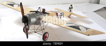 Un vol exceptionnel modèle à l'échelle d'Ernst Udet Fokker E III '105/15' à partir de la Première Guerre Mondiale avec la lumière fine de couleur crème, mainplanes recouverts de tissu, de fuselage et le gouvernail. Les marquages en noir et blanc. Le mainplanes soutenu par les fils de contreventement avec ailerons d'exploitation, les ascenseurs et le gouvernail. Le poste de pilotage contenant un modèle pilote, avec appui-tête, pare-brise, mitrailleuses et munitions ceinture. L'avant du fuselage à revêtement en aluminium et capot moteur avec de nombreux détails, le 16 1/4 pouces (41,3 cm) de diamètre en deux lames de l'hélice en bois avec une seule bougie cylindre moteur. Sur , Editorial-Use-seulement Banque D'Images