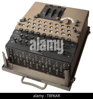 Une machine Enigma allemande cypher '' de la Wehrmacht avec carter en trois rotors, le couvercle rabattable avec le clavier éclairé, la connectique de l'alimentation externe et l'altération. En vertu de l'embrouillage cryptage numérique trois rotors avec les nombres de 1 à 26, le conseil de la lampe avec le 12 mm ampoules (incomplète) et le compartiment de la batterie. En face de que le clavier et la privacidad plugboard sur la face avant. Pas un substitut des bouchons. Dans la boîte de rangement du véhicule amovible pour le bâti de montage du renseignement, par exemple pour l'intelligence Kübelwagen SD.KFZ., Editorial-Use-seulement Banque D'Images