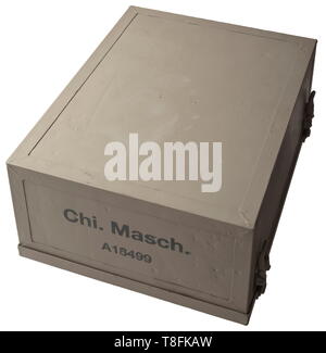 Une machine Enigma allemande cypher '' de la Wehrmacht avec carter en trois rotors, le couvercle rabattable avec le clavier éclairé, la connectique de l'alimentation externe et l'altération. En vertu de l'embrouillage cryptage numérique trois rotors avec les nombres de 1 à 26, le conseil de la lampe avec le 12 mm ampoules (incomplète) et le compartiment de la batterie. En face de que le clavier et la privacidad plugboard sur la face avant. Pas un substitut des bouchons. Dans la boîte de rangement du véhicule amovible pour le bâti de montage du renseignement, par exemple pour l'intelligence Kübelwagen SD.KFZ., Editorial-Use-seulement Banque D'Images