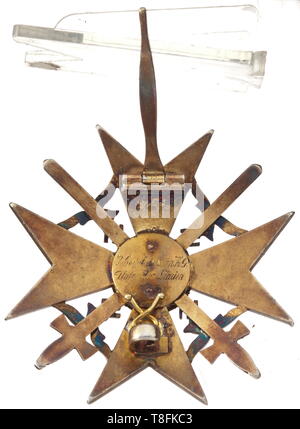 Oberst Werner Mölders - une croix en or espagnole avec des épées et des diamants La croix corps de ce 'classe' de la Croix-Rouge espagnole en argent doré est un peu plus élevé que celui de la basse-cours de bourse. En ce qui concerne d'autres caractéristiques de la production, cette plus haute la bravoure du 20e siècle, Editorial-Use-seulement Banque D'Images