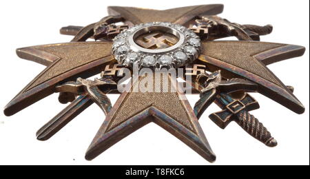 Oberst Werner Mölders - une croix en or espagnole avec des épées et des diamants La croix corps de ce 'classe' de la Croix-Rouge espagnole en argent doré est un peu plus élevé que celui de la basse-cours de bourse. En ce qui concerne d'autres caractéristiques de la production, cette plus haute la bravoure du 20e siècle, Editorial-Use-seulement Banque D'Images