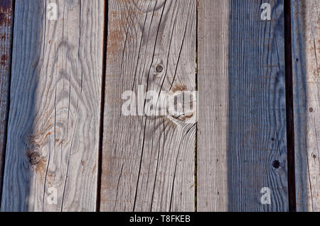 Gris, usés, vieux et planches de bois fendu d'une promenade qui ont été exposées aux intempéries et aux années de soleil Banque D'Images