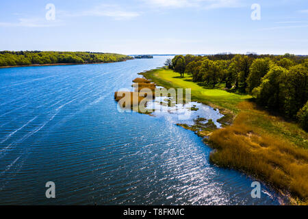 Green de golf situé au bord de la mer avec vue sur le Paysage de printemps. La lumière du soleil reflétée dans la mer. L'île dans la région de Almo Blekinge ar Banque D'Images