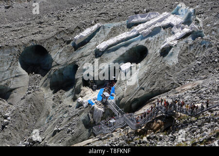 Bâches blanches empêchent la fonte de la glace sous leur protection. Rampes et escaliers pour visite de la Grotte de Glace. Mer de Glace. Banque D'Images
