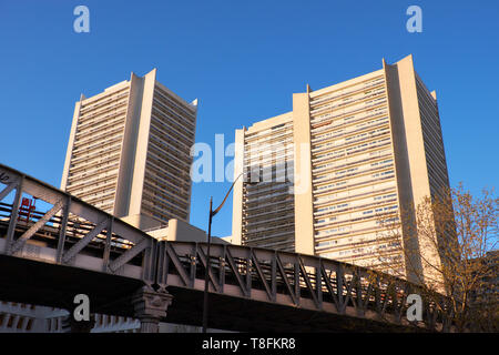 Paris, France, les bâtiments modernes par pont métallique du métro, le métro de la capitale française du système à côté de la station Chevaleret Banque D'Images