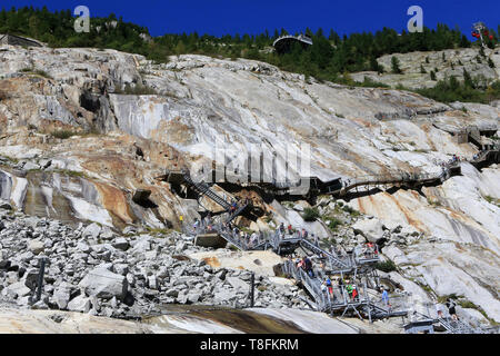 Rampes et escaliers pour visite de la Grotte de Glace. Glacier de la Mer de Glace. Massif du Mont-Blanc. Train du Montenvers. Chamonix Mont-Blanc. Banque D'Images