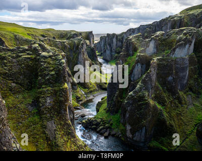 Fjadrargljufur Canyon dans le sud de l'Islande. Paysages magnifiques comme river sculpte dans du roc sur son chemin vers l'océan. Banque D'Images