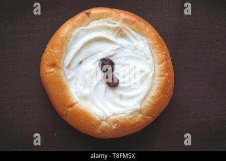 Doux traditionnel boulangerie-pâtisserie tchèque produit : pâte levée avec kolache (tvarohovy crème fromage quark kolac remplissage) Banque D'Images